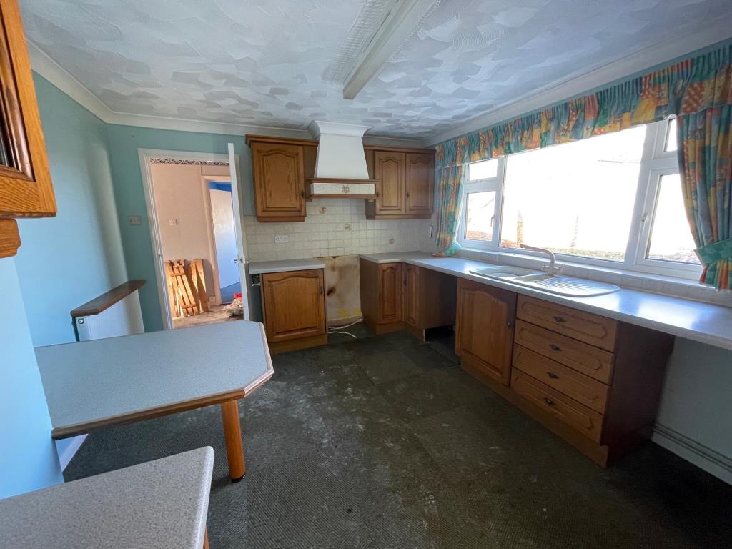 Lot: 76 - A DETACHED BUNGALOW FOR IMPROVEMENT AND REPAIR - Kitchen at the bungalow